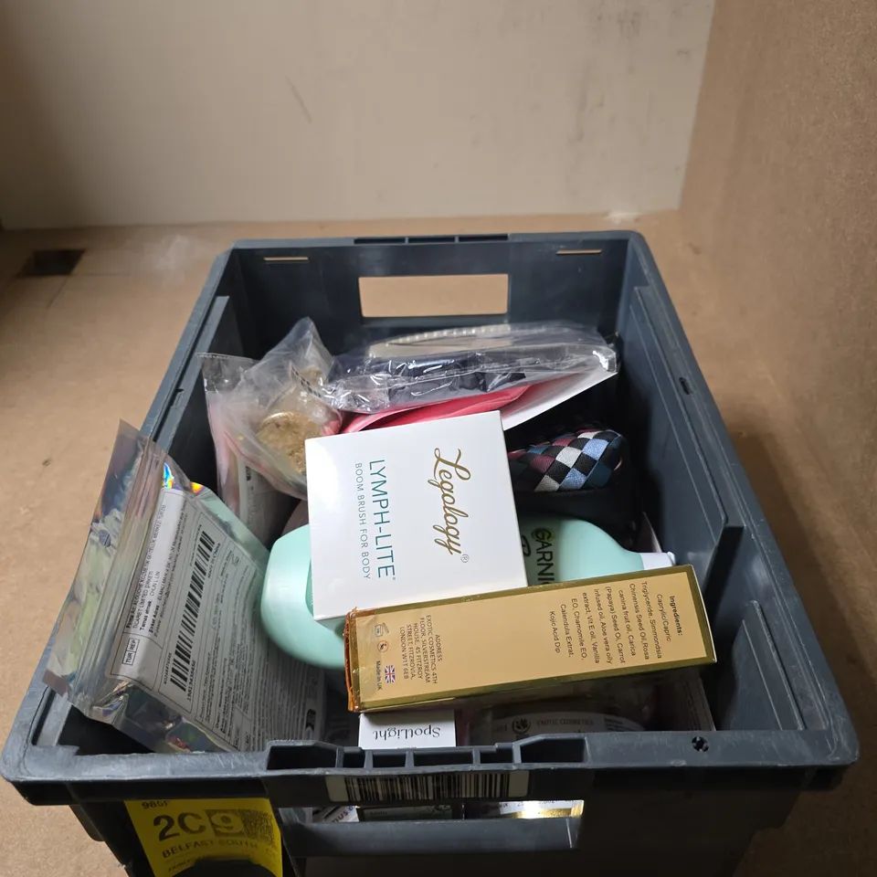 TOTE OF APPROXIMATELY 20 ASSORTED COSMETIC ITEMS TO INCLUDE GARNIER BODY, BOOM BRUSH FOR BODY, SPOT LIGHT DARK SPOT SERUM, BRIGHTEN AND GLOW BODY OIL, TURMERIC BODY CREAM ETC