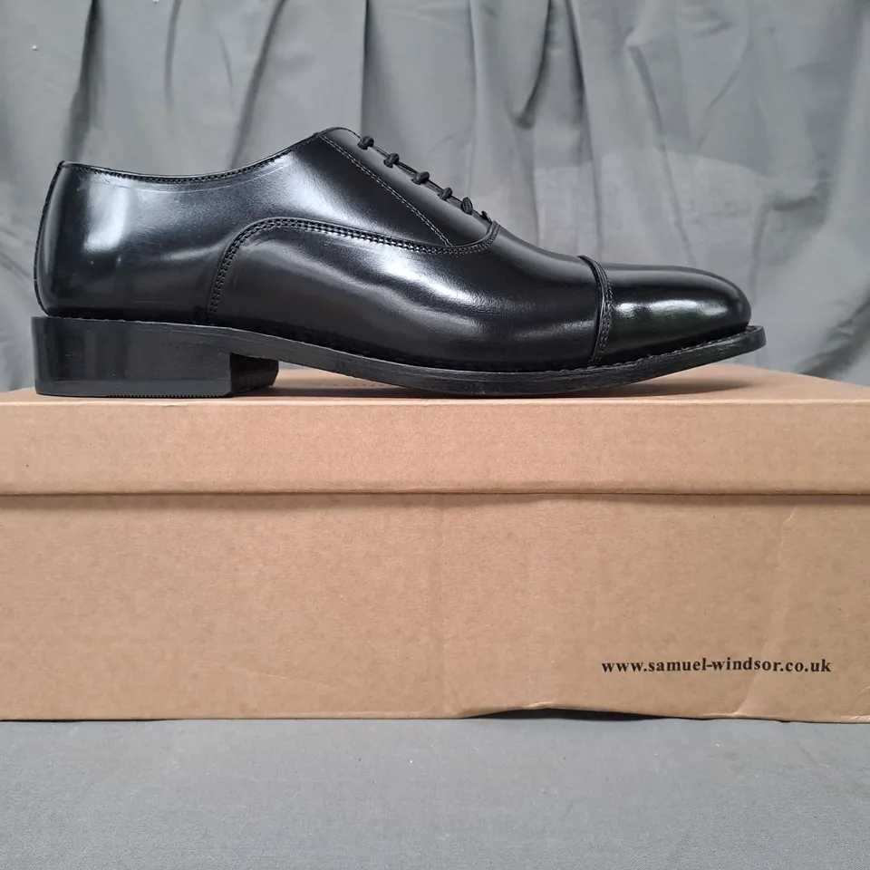 BOXED PAIR OF SAMUEL WINDSOR SHOES IN BLACK UK SIZE 9