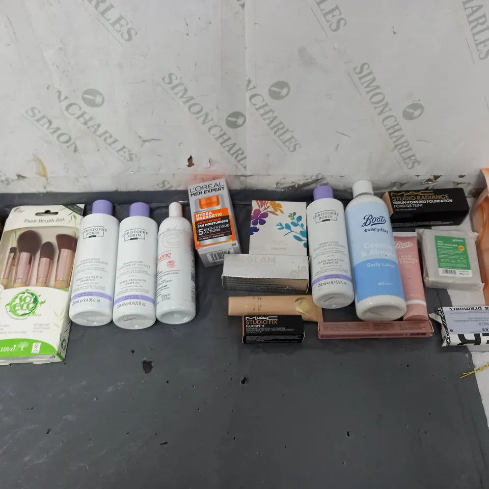 BOX OF APPROXIMATELY 12 ASSORTED COSMETIC ITEMS TO INCLUDE - GIVE ME SKINCARE DUO - FACE BRUSH SET - CRISTOPHER ROBIN SHAMPOO ETC. 