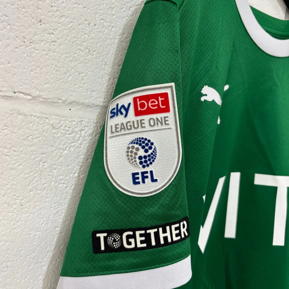 STOCKPORT COUNTY F.C LEAGUE ONE MATCH WORN THIRD KIT IN GREEN - UK M / JACK HUNT #31