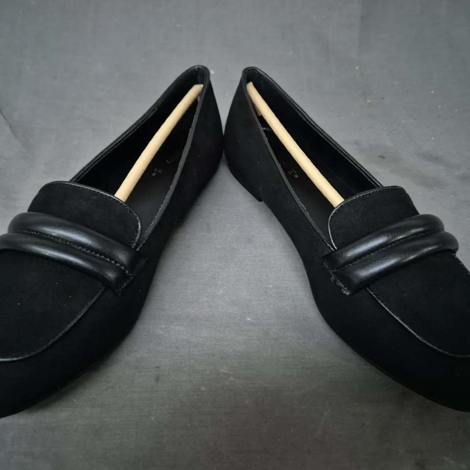 BOXED PAIR OF EVERYDAY LOAFERS IN BLACK SIZE 6