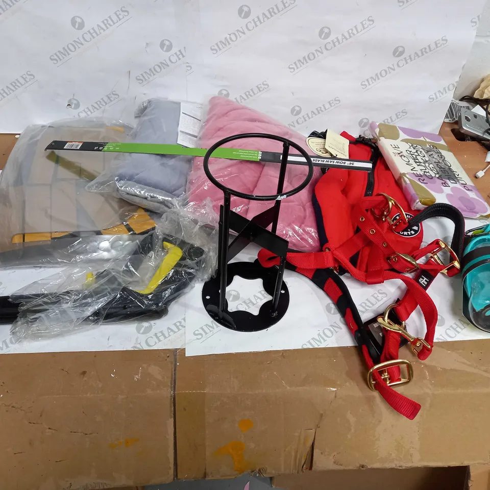 LOT OF APPROX 10 ASSORTED ITEMS TO INCLUDE BOTTLE, DOG HARNESS, PRESSURE WASHER GUN ETC