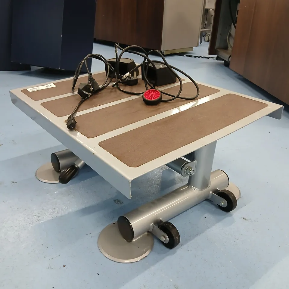 HEIGHT-ADJUSTABLE MOBILE WORKSTATION/BENCH SCALE PLATFORM ON CASTER WHEELS