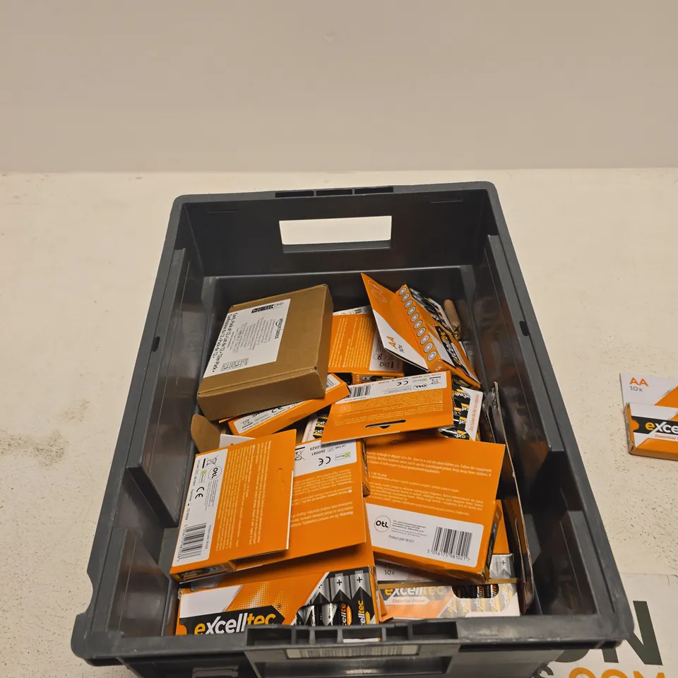 TOTE OF APPROXIMATELY 15 ASSORTED BATTERIES TO INCLUDE: AA, AAA