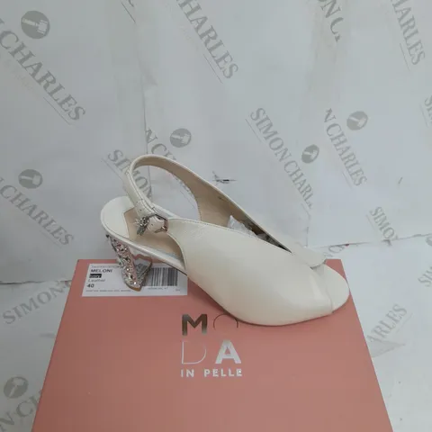 BOXED PAIR OF MODA IN PELLE MELONI IVORY LEATHER SIZE 40
