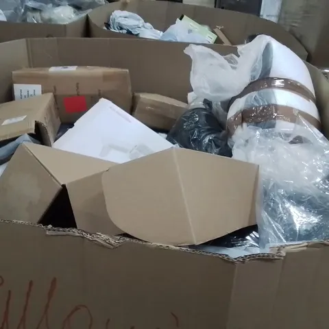 PALLET CONTAINING A LARGE QUANTITY OF PILLOWS
