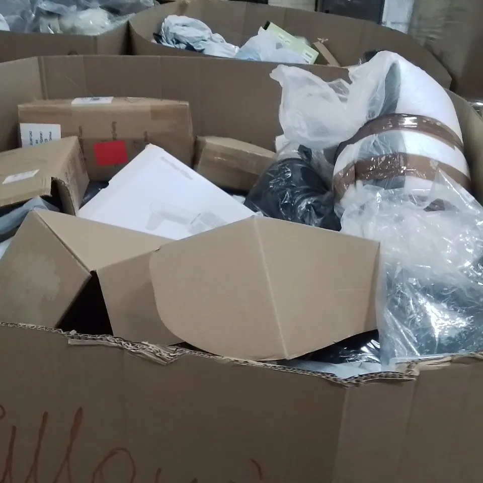 PALLET CONTAINING A LARGE QUANTITY OF PILLOWS 