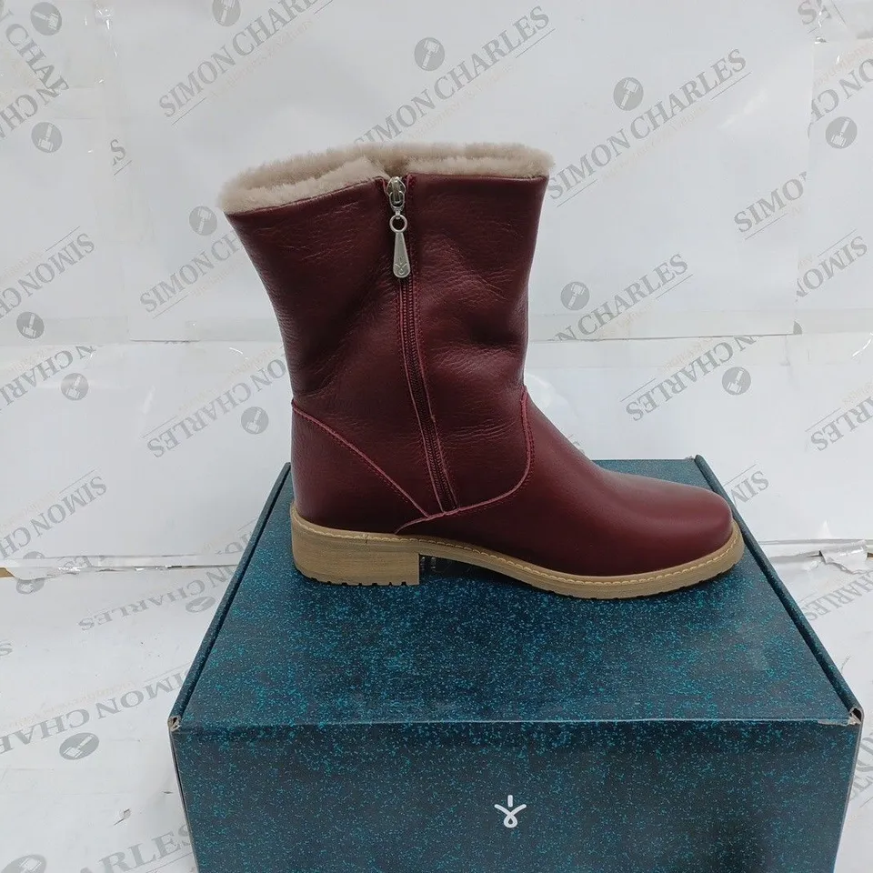 BOXED PAIR OF EMU AUSTRALIA KERIE LEATHER BOOTS IN CLARET - UK SIZE 9