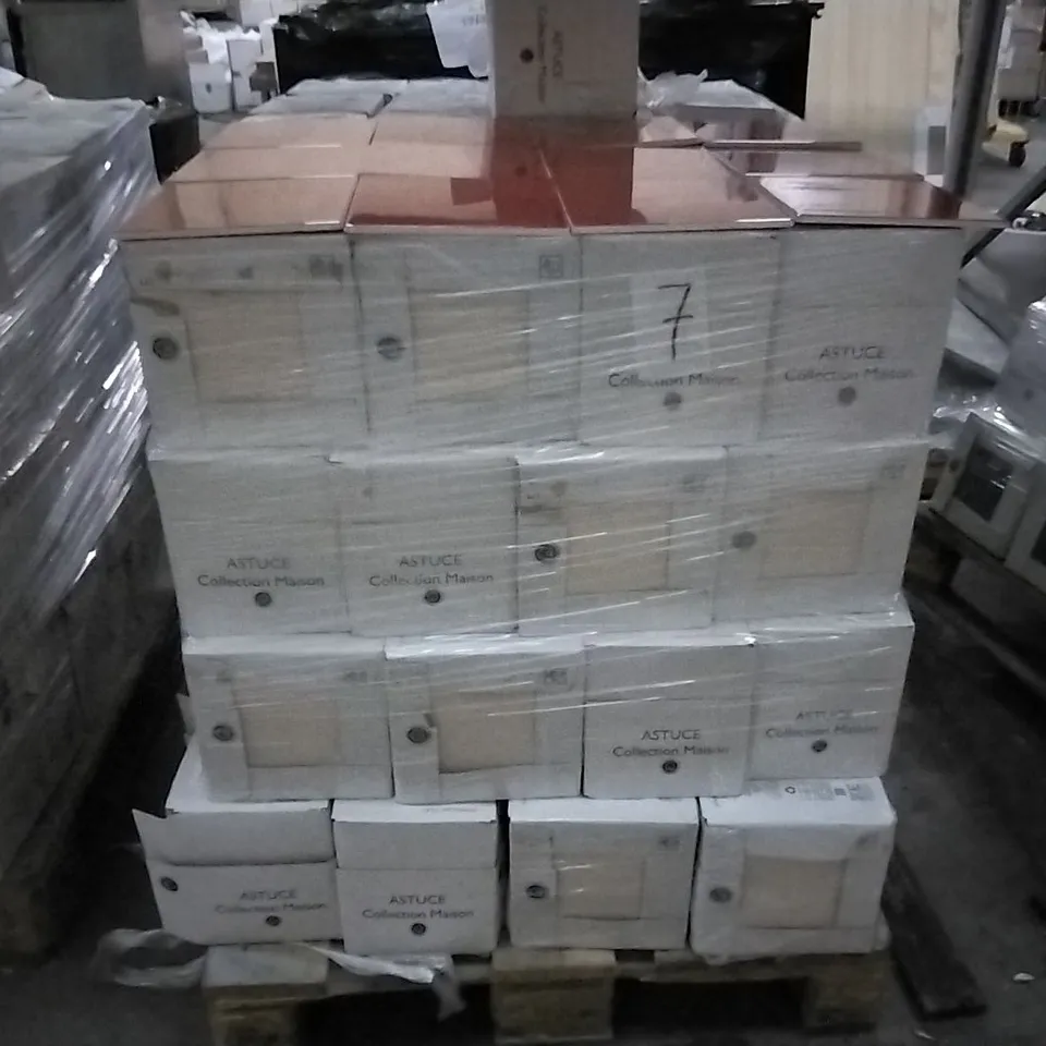 PALLET OF 96 BOXES OF 25 BRAND NEW RED ASTUCE 20x20cm TILES - EACH PACK COVERS APPROXIMATELY 1M² (TOTAL APPROX. 96 Sq.Metres)