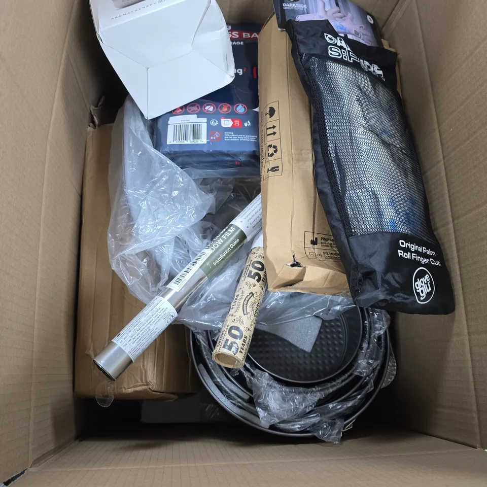 BOX OF APPROXIMATELY 15 ASSORTED HOUSEHOLD ITEMS TO INCLUDE GOAL KEEPER GLOVES, AROMATHERAPY MACHINE AND WRAPPY BAG 