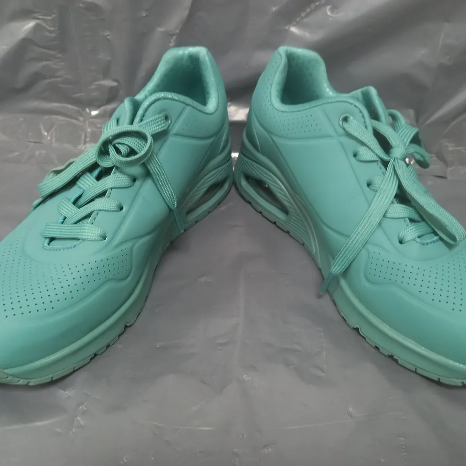 PAIR OF SKECHERS SHOES IN TEAL SIZE 4.5
