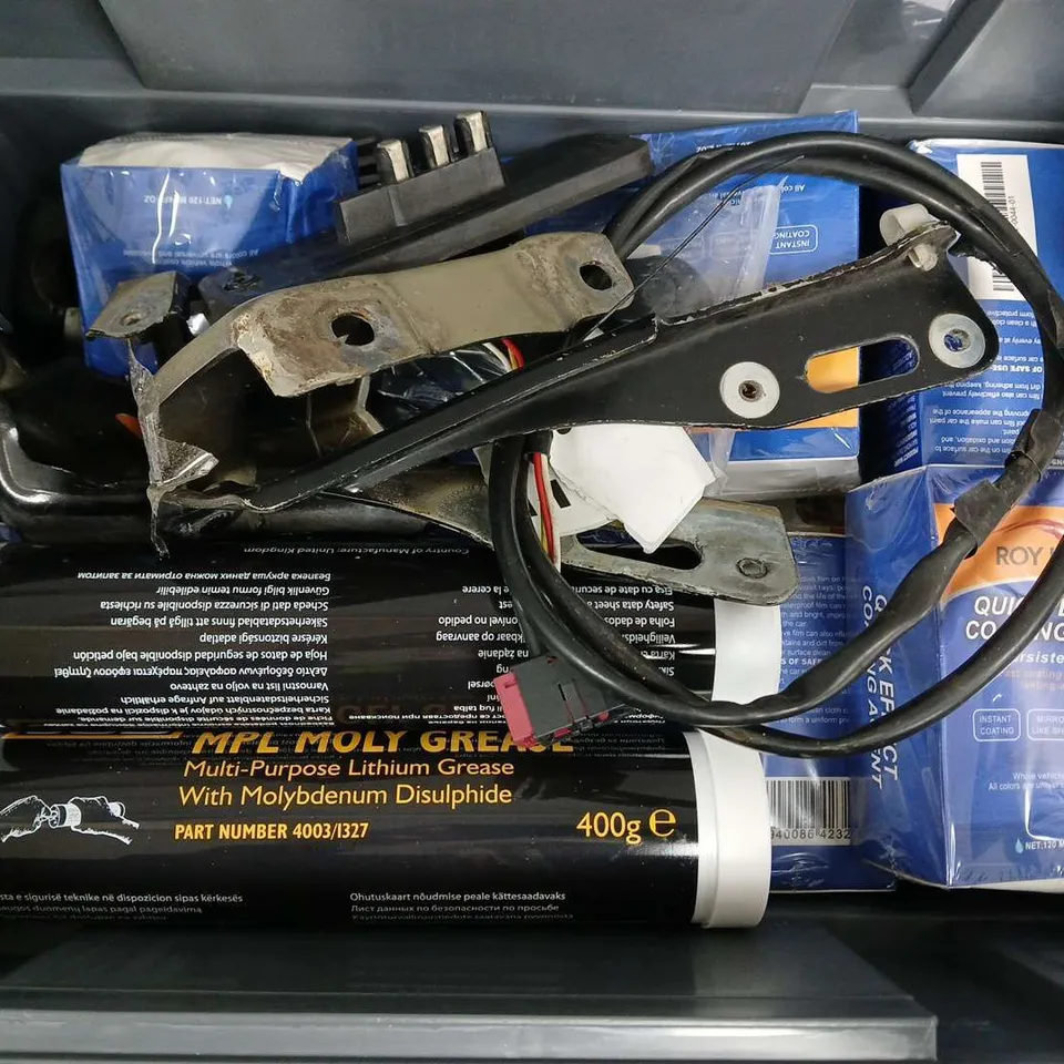 APPROXIMATELY 12 ASSORTED VEHICLE PARTS & ACCESORIES TO INCLUDE WING MIRROR, MPL MOLY GREASE, QUICK EFFECT COATING AGENT, ETC