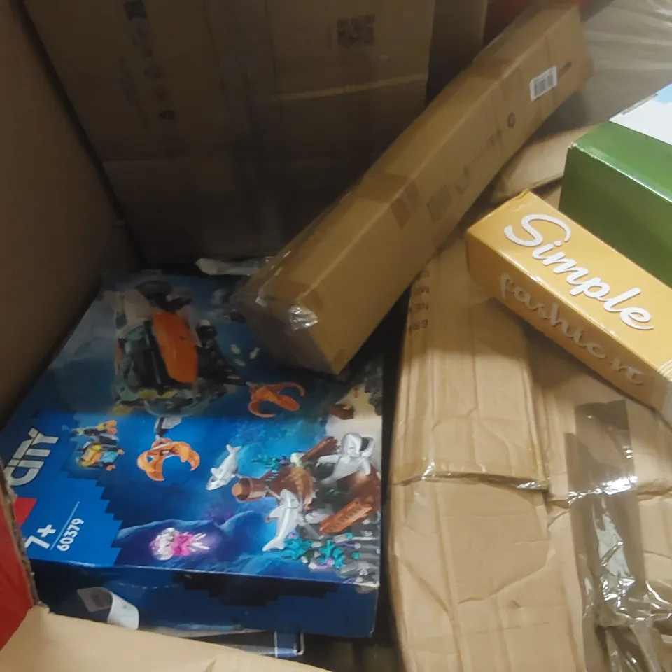 PALLET CONTAINING A LARGE QUANTITY OF ASSORTED ITEMS INCLUDING: LAMINATE VINYL FLOOR CUTTER, STEP STOOL, WINDOW BLINDS, ARTIFICIAL FLOWERS ECT