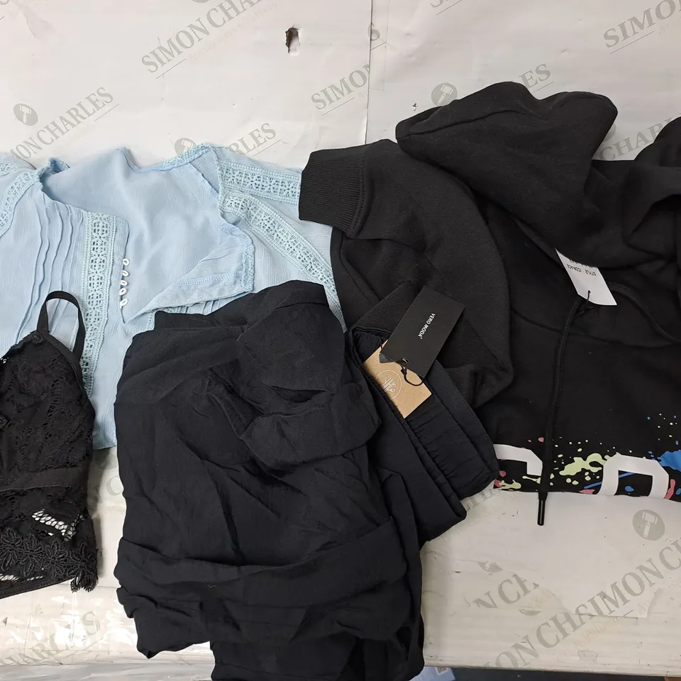 BOX OF APPROXIMATELY 25 ASSORTED CLOTHING ITEMS TO INCUDE - HOODIE, SHIRT , TOPS, TROUSER, ETC