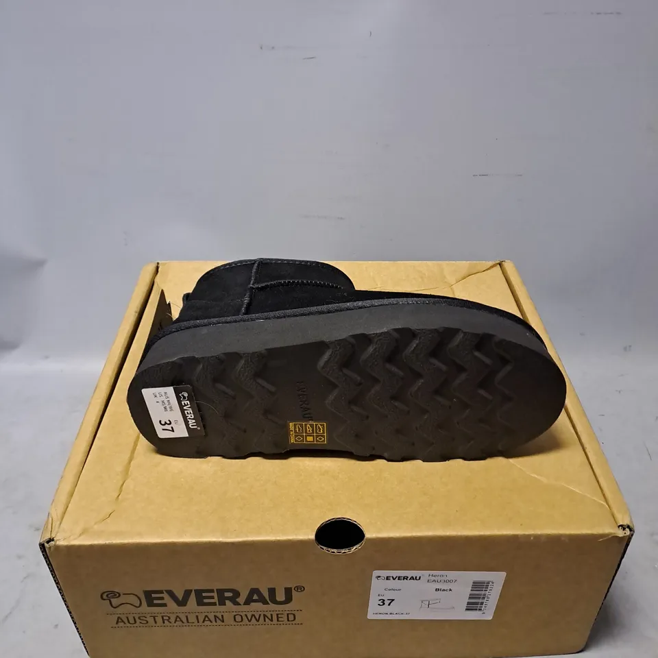 BOXED PAIR OF EVERAU HERON LINED BOOT IN BLACK SIZE 4