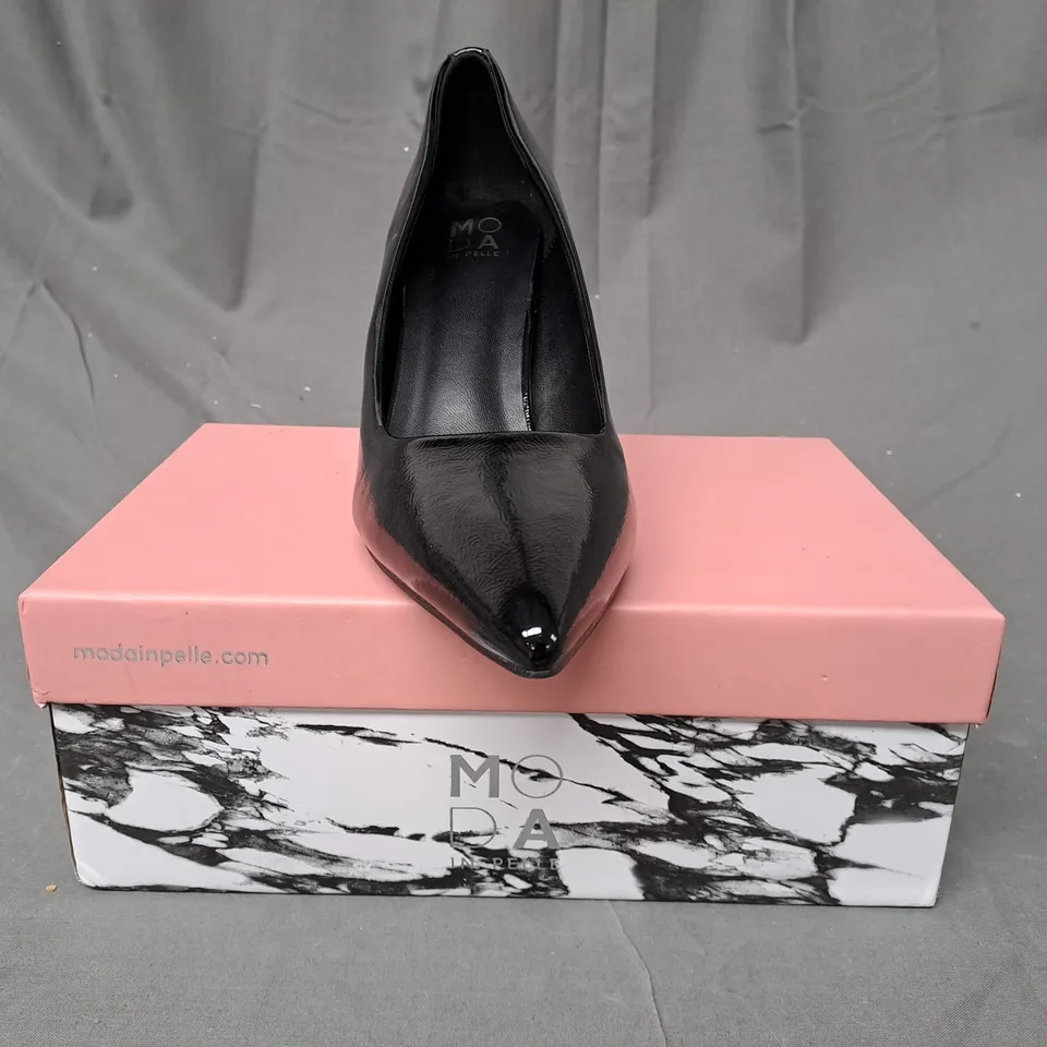 BOXED PAIR OF MODA IN PELLE CASSADEE POINTED TOE HEELS IN BLACK EU SIZE 40