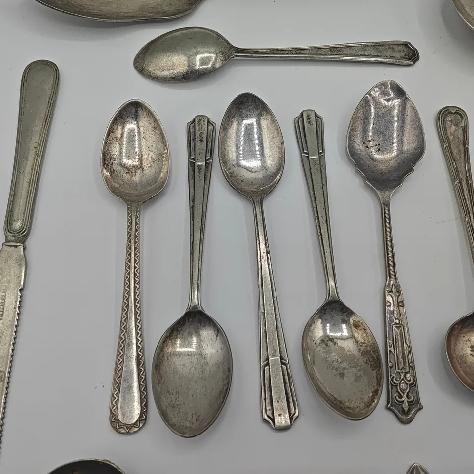 LOT OF 37 PIECES OF VINTAGE CUTLERY TO INCLUDE CHEESE KNIFE, SPEENS FORKS AND KNIVES