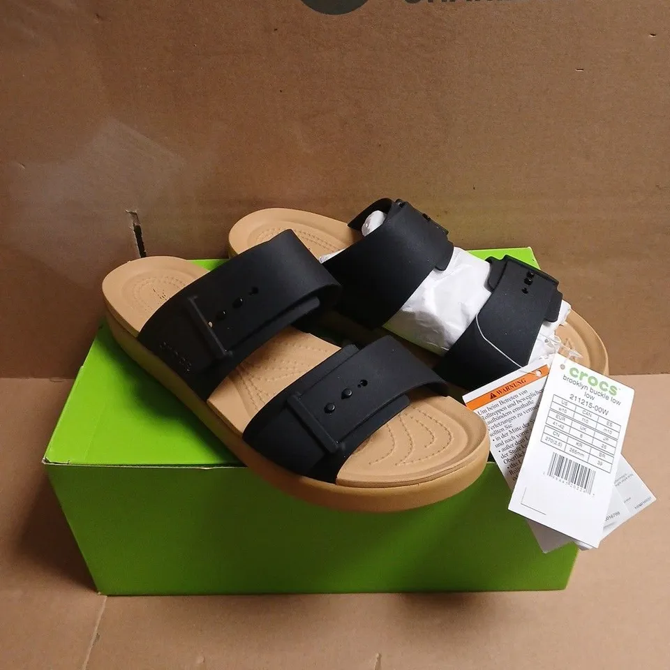 BOXED PAIR OF CROCS BROOKLYN BUCKLE LOW SANDALS – BLACK, UK 8
