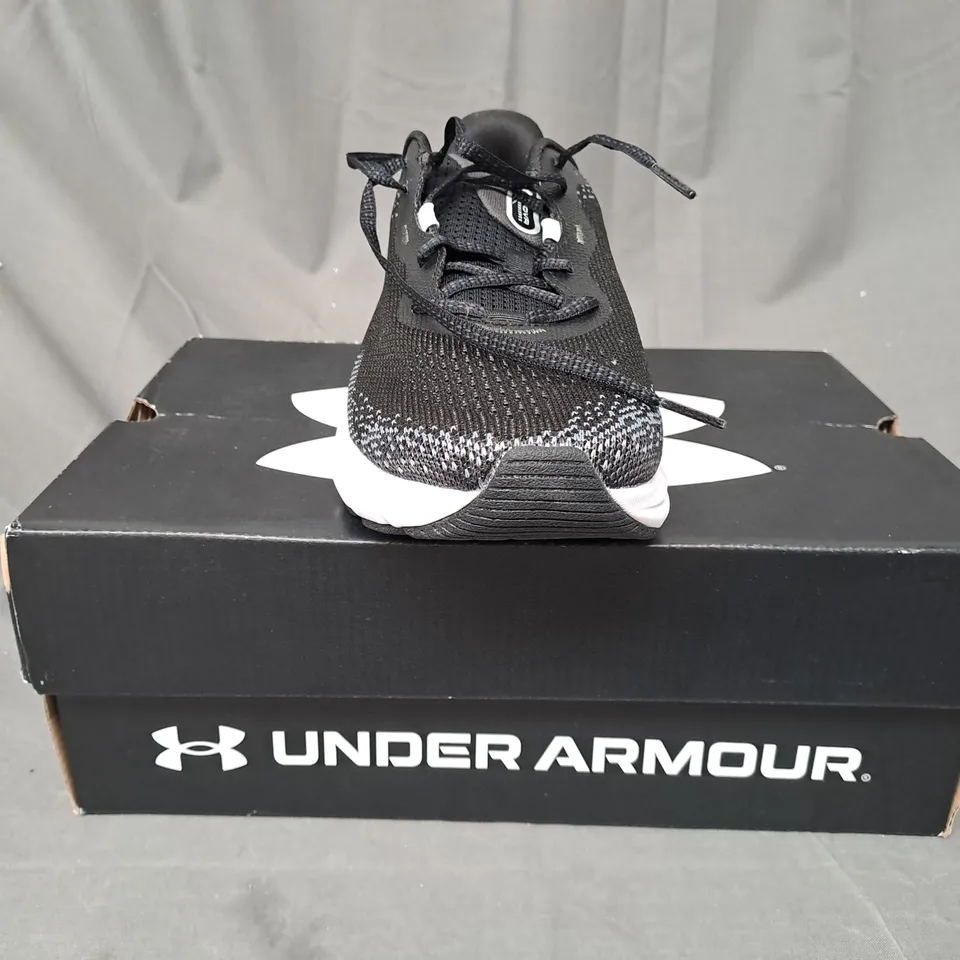 BOXED PAIR OF UNDER ARMOUR HOVR TURBULENCE 2 SHOES IN BLACK/GREY UK SIZE 6.5