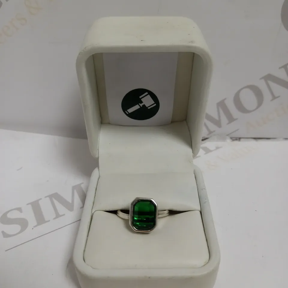 SILVER EMERALD EFFECT STONE RING