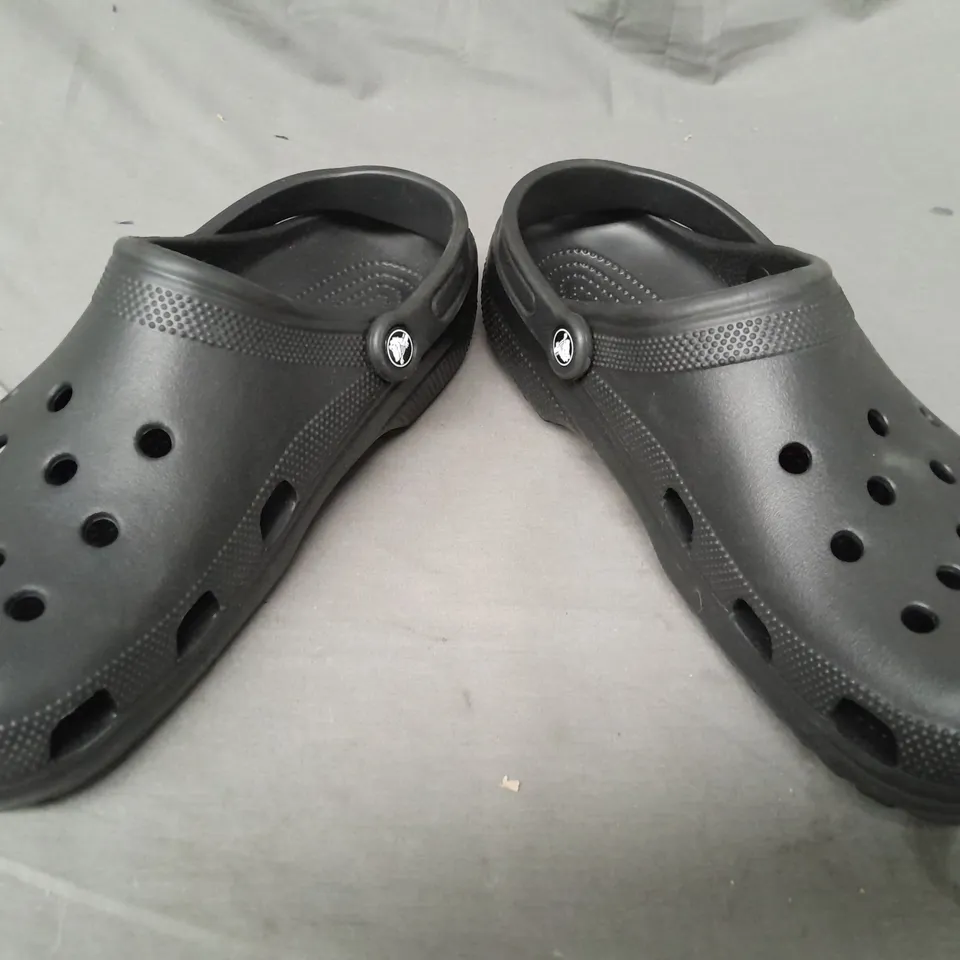 PAIR OF CROCS CLOGS IN BLACK SIZE M13