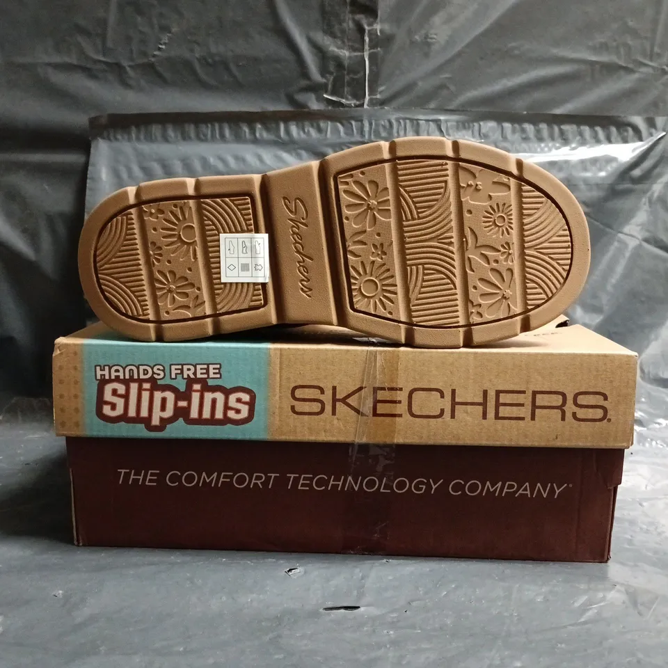 BOXED PAIR OF SKECHERS SLIP-IN WOMEN'S SHOES IN CHESTNUT SIZE UK 3