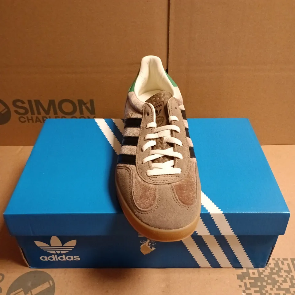 BOXED PAIR OF ADIDAS ORIGINALS GAZELLE TRAINERS - 6.5