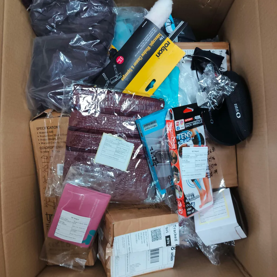 APPROXIMATELY 20 ASSORTED HOUSEHOLD ITEMS TO INCLUDE WINDOW CLEANER, STORAGE BAG, SUNGLASSES ETC