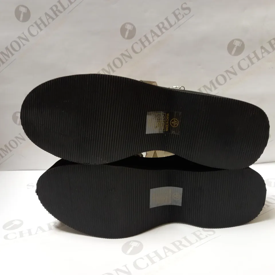 DESIGNER KOI TUTTI FRUTTI BLACK JELLY FLATFORM SANDALS SIZE 4 
