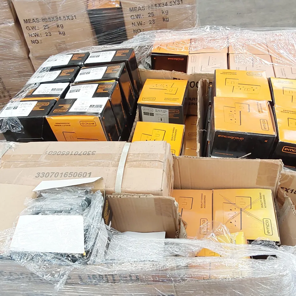 PALLET OF APPROXIMATELY  ASSORTED ELECTRICAL ITEMS/COMPONENTS TO INCLUDE: OUTLETS