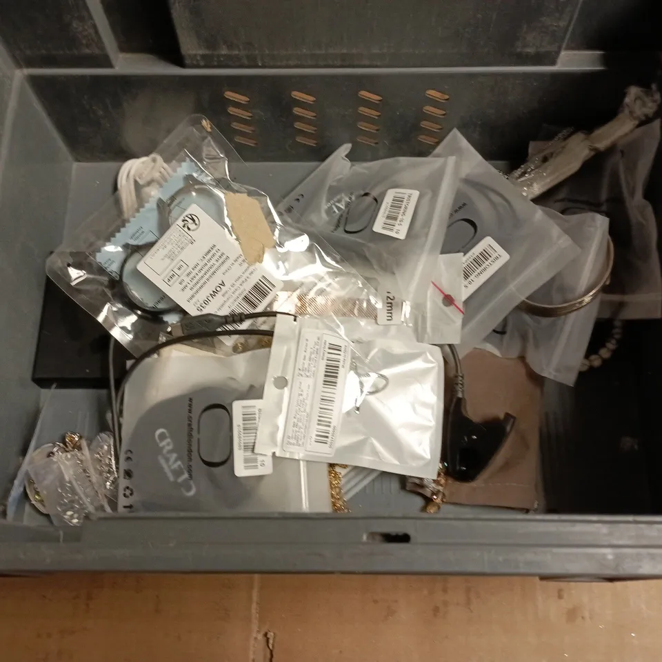 ASSORTED JEWELLERY & WATCHES – CASIO WATCH, BRACELETS, RINGS & NECKLACES