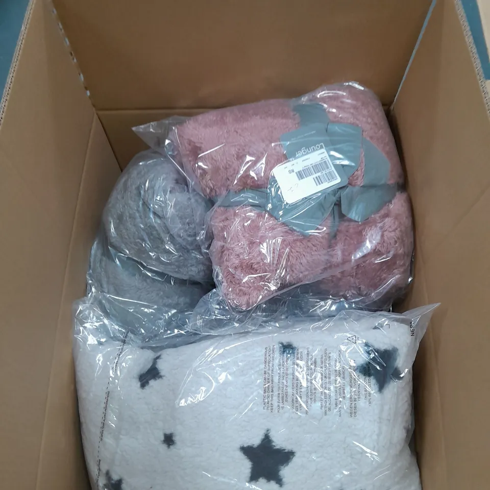 APPROXIMATELY 10 LADIES LOUNGEWEAR ITEMS VARIOUS COLOURS, SIZES AND STYLES