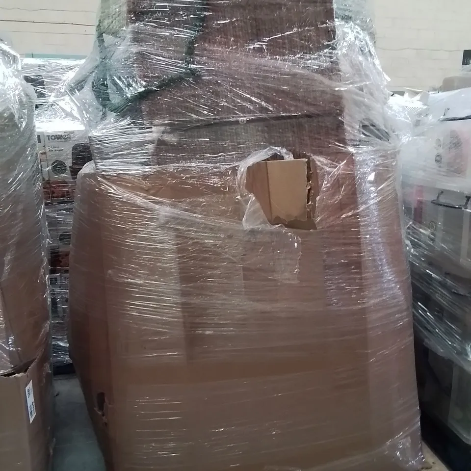 PALLET OF ASSORTED GARDEN PRODUCTS TO INCLUDE;HOSE,GARDEN FURNITURE COVER,SOIL