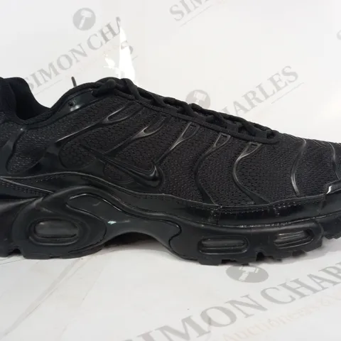 BOXED PAIR OF NIKE AIR TRAINERS IN BLACK UK SIZE 11