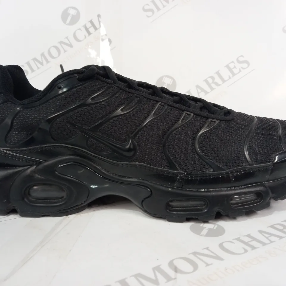 BOXED PAIR OF NIKE AIR TRAINERS IN BLACK UK SIZE 11