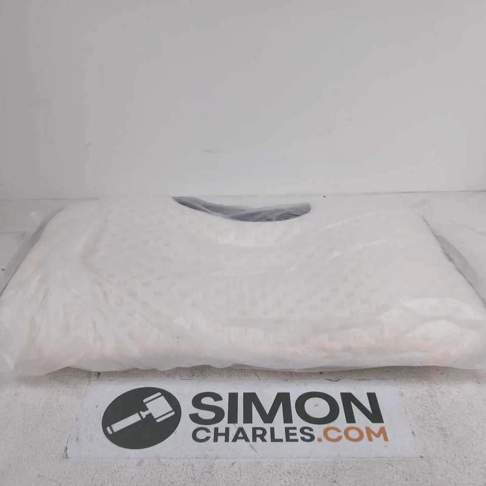 BOX OF APPROXIMATELY 15 ASSORTED ITEMS TO INCLUDE PILLOW, RECLINER CHAIR COVER ETC