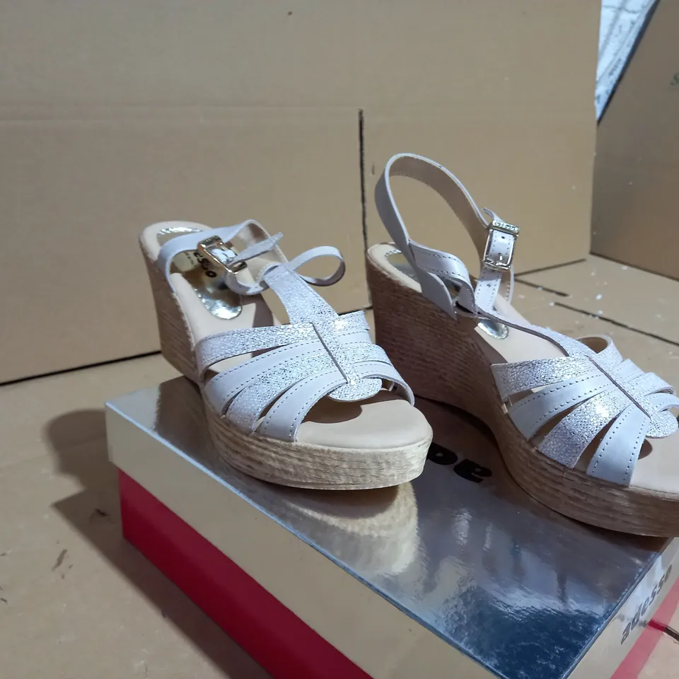 ADESSO WEDGE SANDAL IN ROSE SIZE 6 