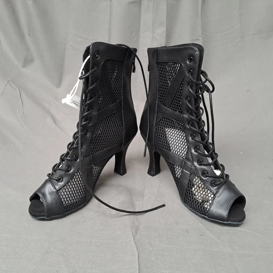 BOXED PAIR OF DANCEANDSWAY PEEP TOE HEELED MESH SHOES IN BLACK UK SIZE 4