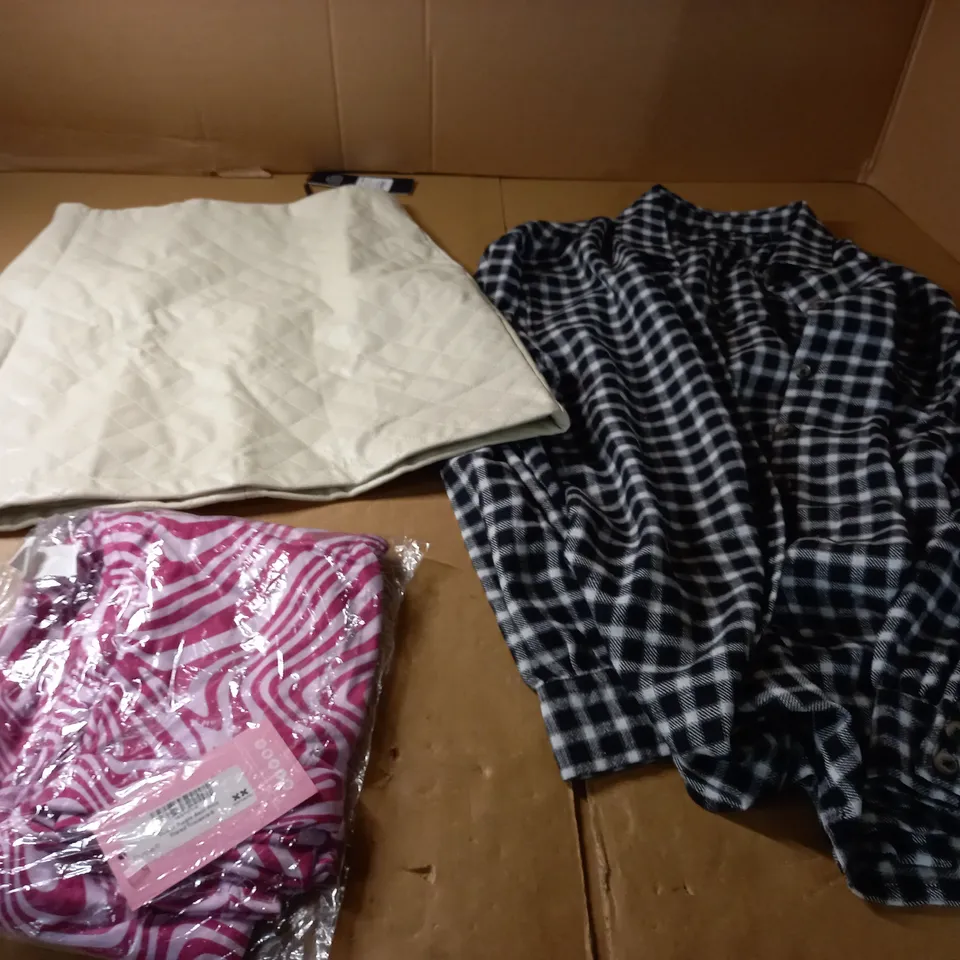 LOT OF APPROX 20 ASSORTED CLOTHING ITEMS VARYING IN SIZE/COLOUR/STYLE TO INCLUDE: TROUSERS, DRESSES, TOPS