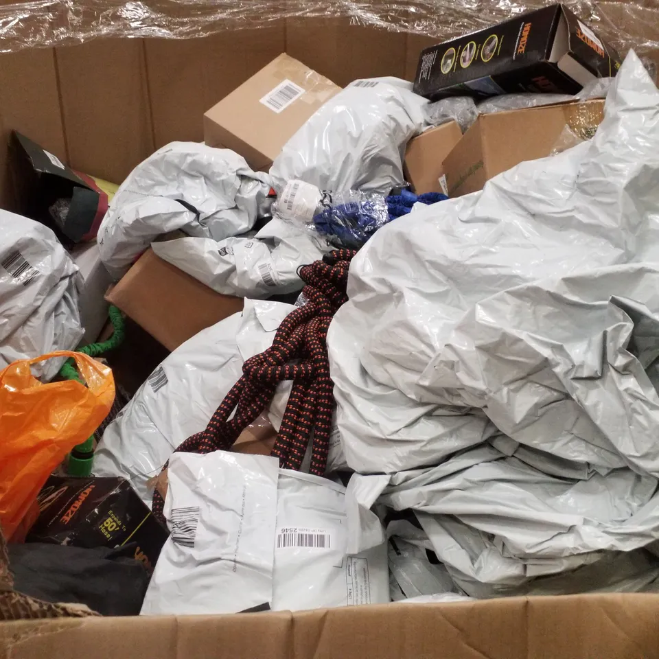 PALLET CONTAINING ASSORTED GARDEN HOSES & INFLATABLES 