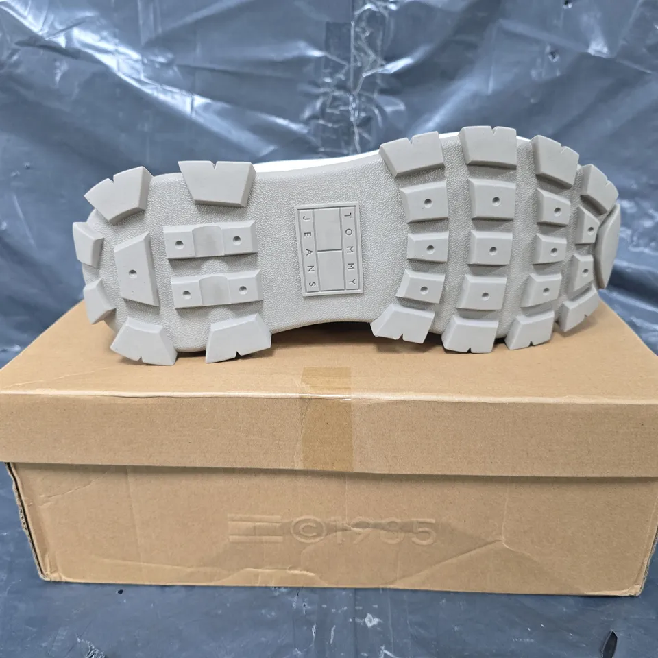 BOXED PAIR OF TOMMY JEANS BOOTS IN CREAM SIZE UK 6.5
