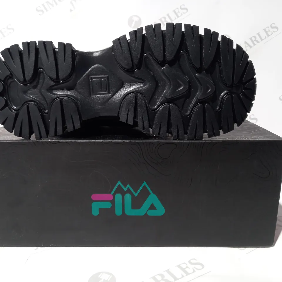 BOXED PAIR OF FILA TRAINERS IN BLACK UK SIZE 5.5