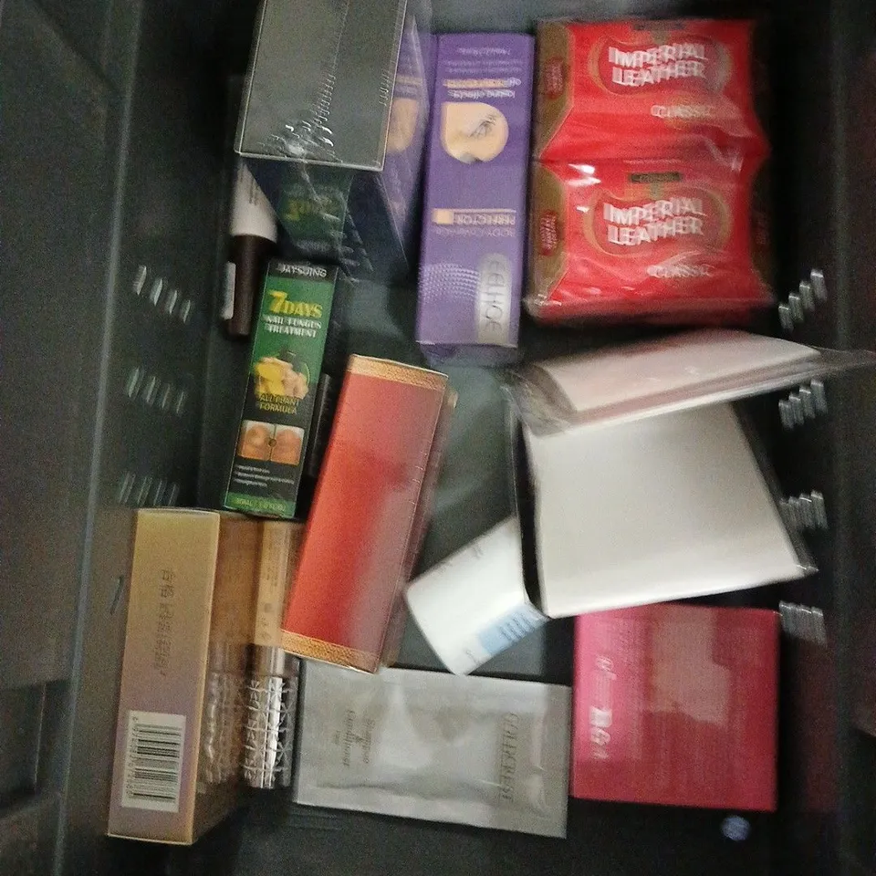 APPROXIMATELY 20 ASSORTED HEALTH & BEAUTY PRODUCTS TO INCLUDE REDKEN CONDITIONER, ESTRID RAZOR, DR SQUATCH SOAP BAR, ETC 