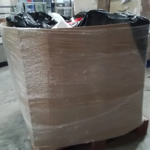 PALLET CONTAINING A LARGE QUANTITY OF POLYSTYRENE BALLS