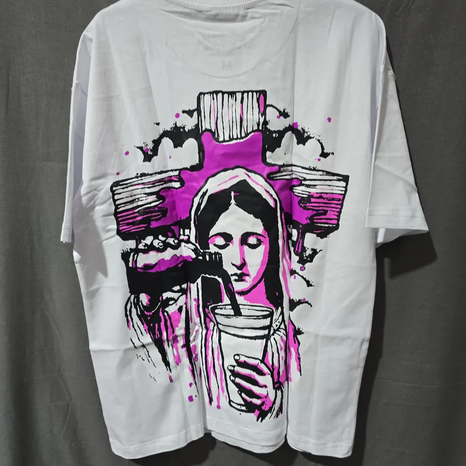 WHITE COTTON T-SHIRT WITH GRAPHIC PRINT THAT'S A AWFUL LOT OF COUGH SYRUP BY DESTO DUBB – MEDIUM (M)