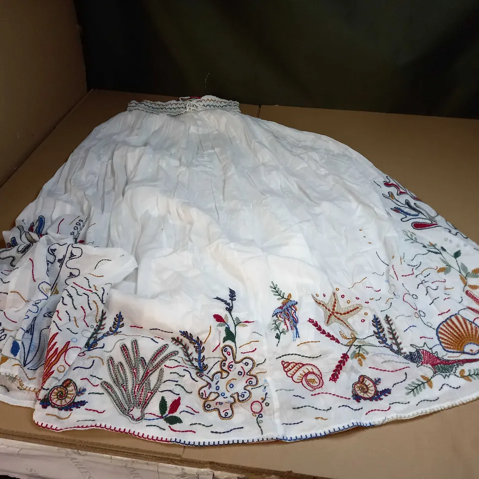 ZARA EMBROIDED SEALIFE DESIGN SKIRT IN WHITE - XS