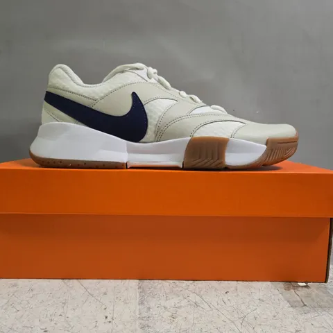 BOXED PAIR OF NIKE COURT LITE 4 SHOES IN WHITE/BLUE SIZE UK 6.5