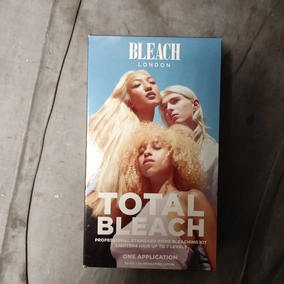 TOTE OF APPROXIMATELY 15 ASSORTED HEALTH AND BEAUTY ITEMS TO INCLUDE: TOTAL BLEACH AND WHITE TONER (BLEACH LONDON)