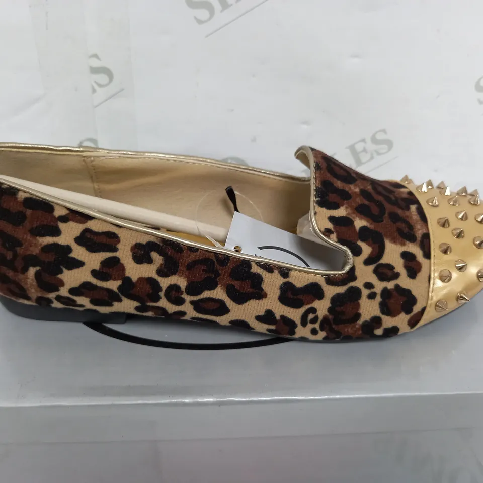 FLAT HEELED LEOPARD PRINT GOLD SPIKEY TOE SIZE 5
