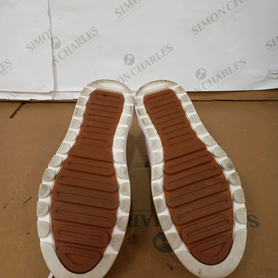 VIONIC PATTERNED TRAINERS SIZE 6.5